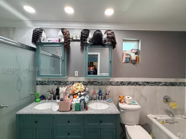 Продажа дома по адресу 13105 NW 12th Ave - фото 9347182