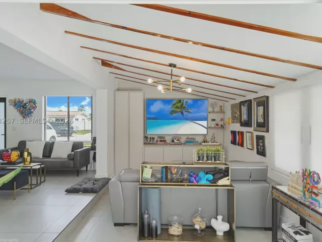 Продажа дома по адресу 2450 NE 209th Ter - фото 8924713