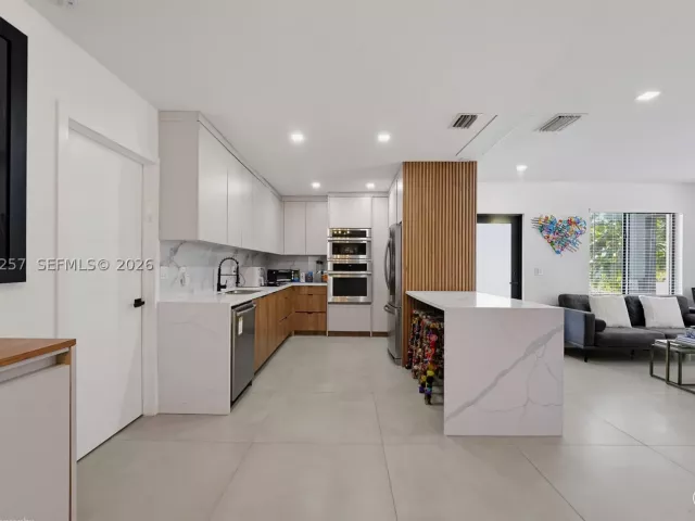 Продажа дома по адресу 2450 NE 209th Ter - фото 8924714