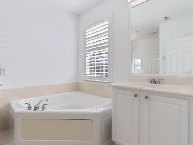 Продажа дома по адресу 295 NE 5th Avenue 32 - фото 8900276
