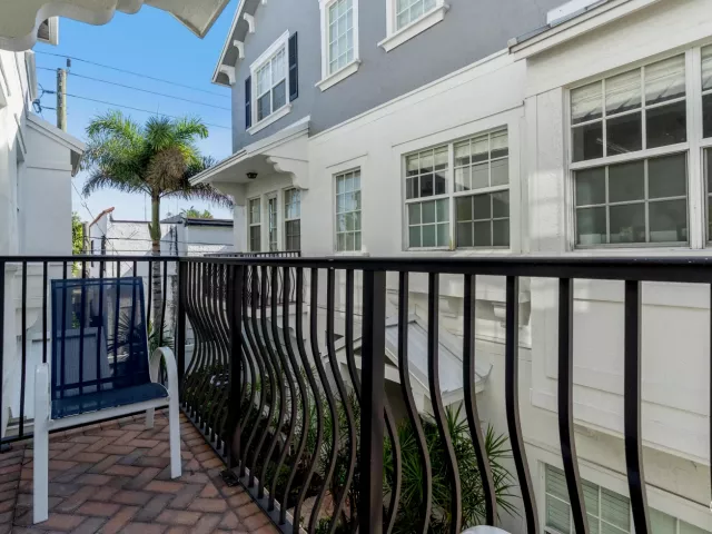 Продажа дома по адресу 295 NE 5th Avenue 32 - фото 8900280