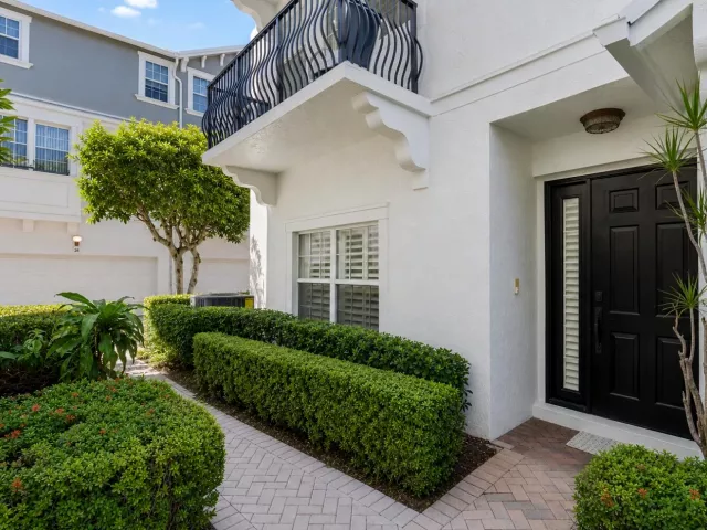 Продажа дома по адресу 295 NE 5th Avenue 32 - фото 8900264
