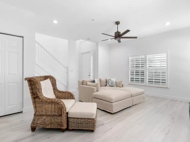 Продажа дома по адресу 295 NE 5th Avenue 32 - фото 8900283