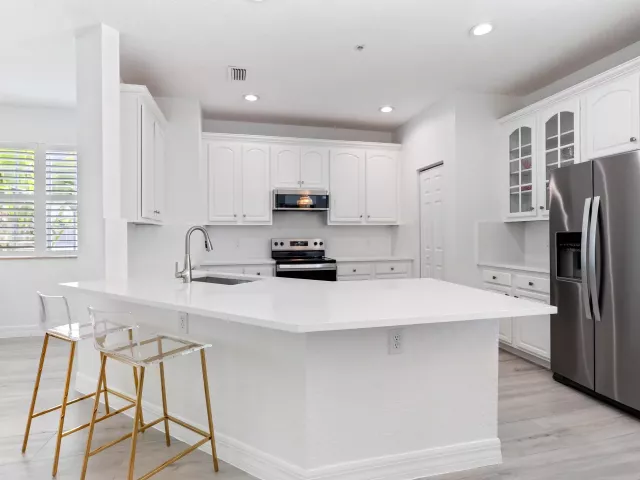 Продажа дома по адресу 295 NE 5th Avenue 32 - фото 8900265