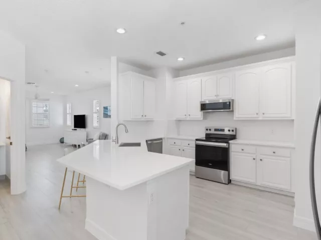 Продажа дома по адресу 295 NE 5th Avenue 32 - фото 8900266