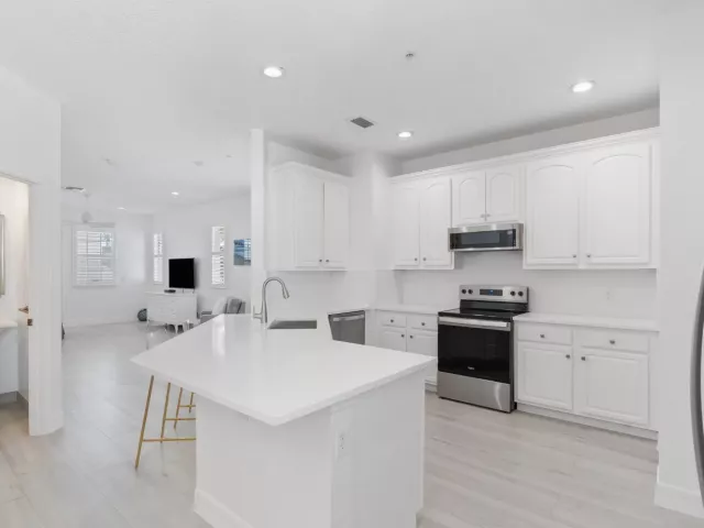 Продажа дома по адресу 295 NE 5th Avenue 32 - фото 8900267