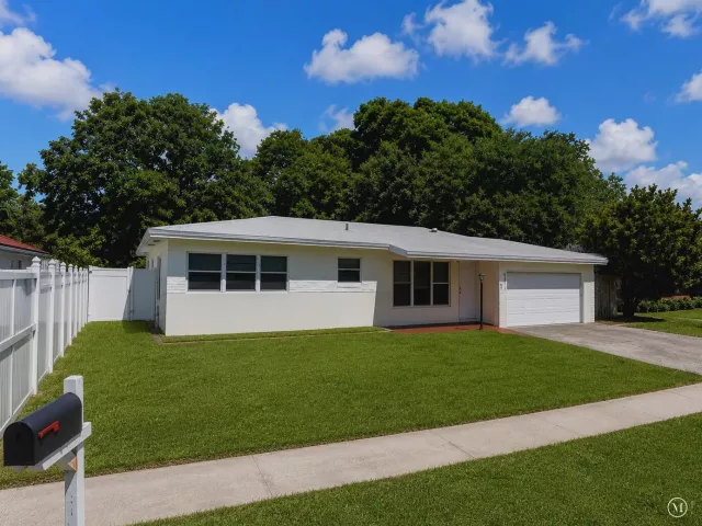Продажа дома по адресу 557 W Dayton Circle - фото 8891647