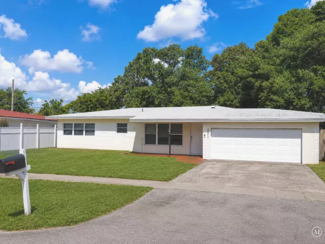 Продажа дома по адресу 557 W Dayton Circle - фото 8891648