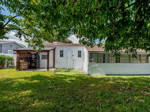 Продажа дома по адресу 2371 NW 85th St - фото 8913672