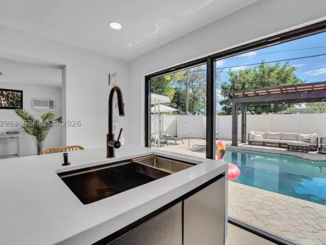 Продажа дома по адресу 1514 Liberty St - фото 8871835