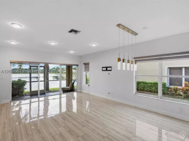 Продажа дома по адресу 12170 SW 5th Ct - фото 8876423