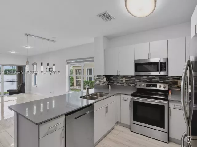 Продажа дома по адресу 12170 SW 5th Ct - фото 8876428