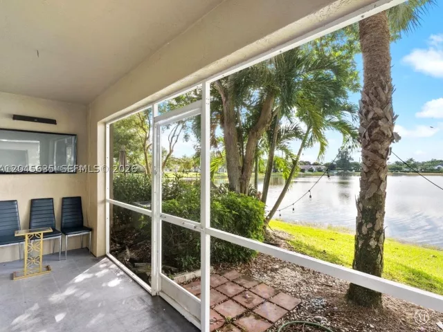 Продажа дома по адресу 12170 SW 5th Ct - фото 8876417