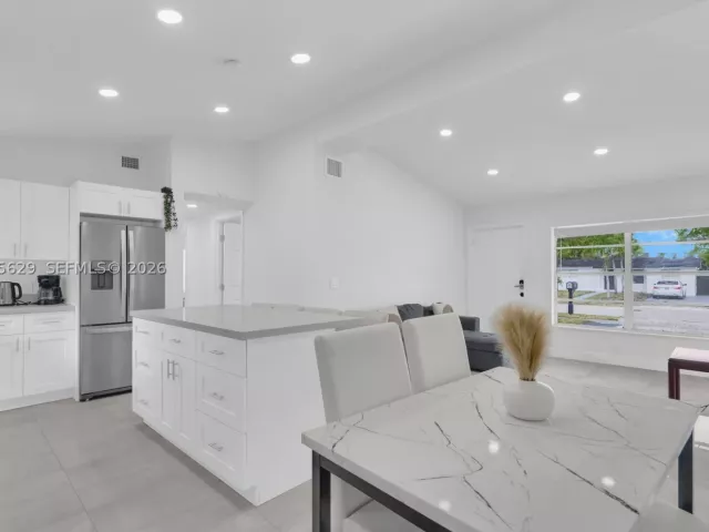 Продажа дома по адресу 1016 SW 22nd Ter - фото 8899250