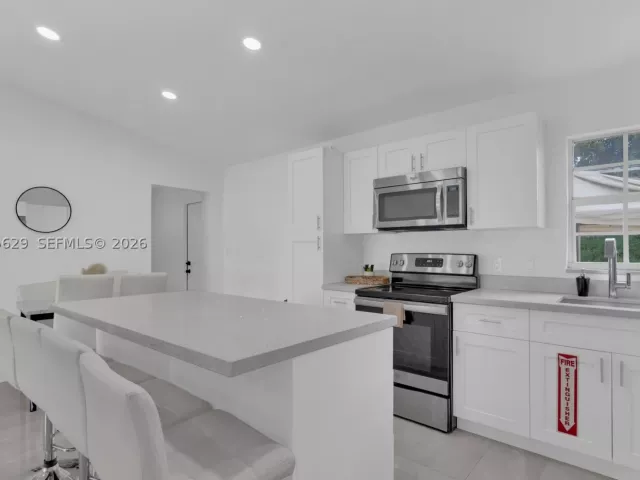 Продажа дома по адресу 1016 SW 22nd Ter - фото 8899254