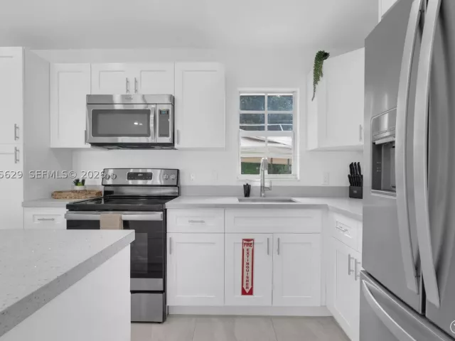 Продажа дома по адресу 1016 SW 22nd Ter - фото 8899255