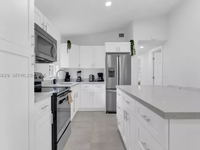 Продажа дома по адресу 1016 SW 22nd Ter - фото 8899256