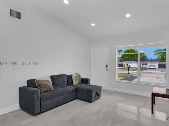 Продажа дома по адресу 1016 SW 22nd Ter - фото 8899245