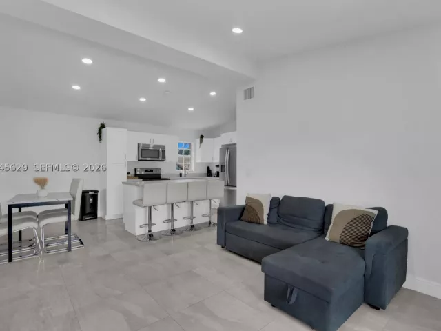 Продажа дома по адресу 1016 SW 22nd Ter - фото 8899246