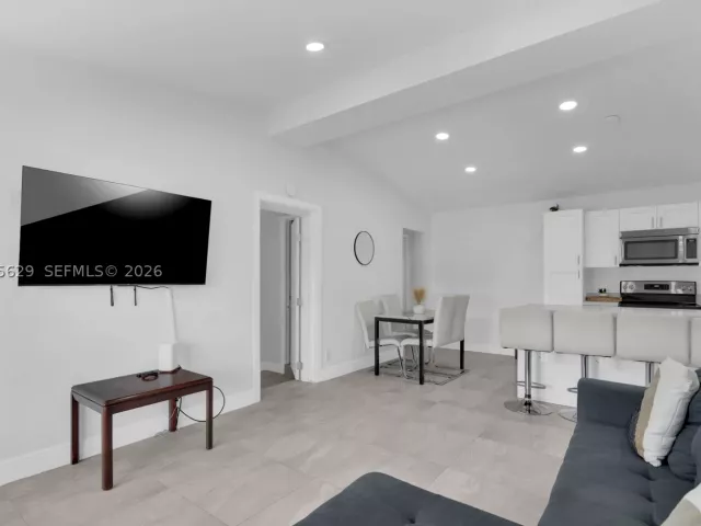 Продажа дома по адресу 1016 SW 22nd Ter - фото 8899247