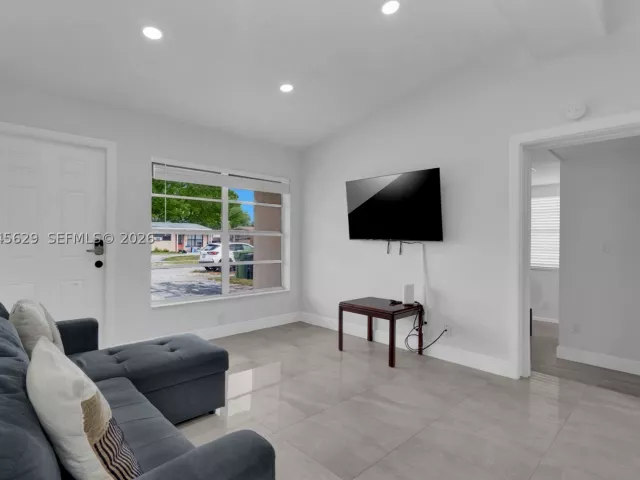 Продажа дома по адресу 1016 SW 22nd Ter - фото 8899248