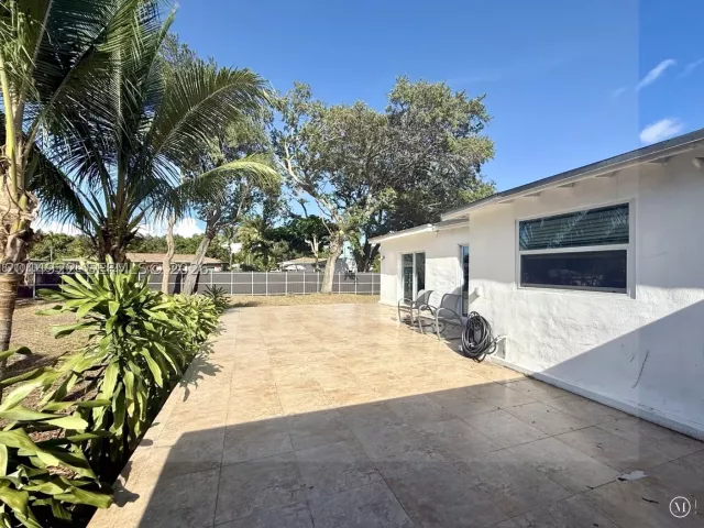 Продажа дома по адресу 947 NE 149th St - фото 8873033