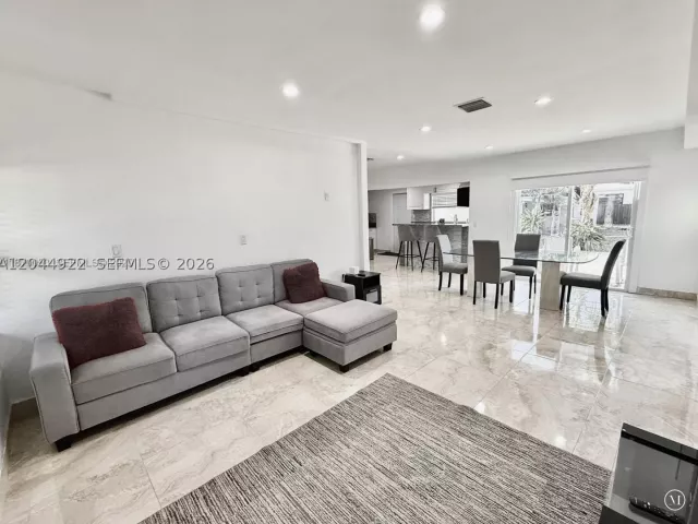 Продажа дома по адресу 947 NE 149th St - фото 8873037