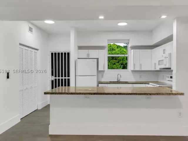 Продажа дома по адресу 13415 NW 22nd Ave - фото 8912652