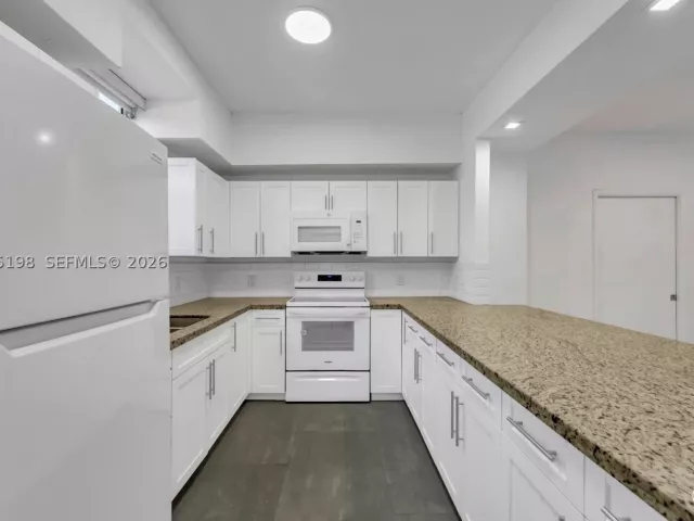 Продажа дома по адресу 13415 NW 22nd Ave - фото 8912655