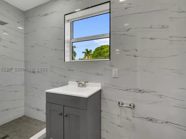 Продажа дома по адресу 13415 NW 22nd Ave - фото 8912663
