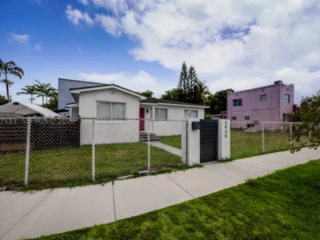 Продажа дома по адресу 2939 SW 5th St - фото 8873074