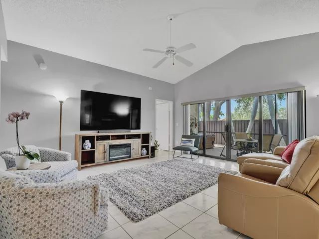 Продажа дома по адресу 1735 NW 21st Court - фото 8913039