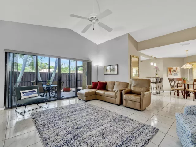 Продажа дома по адресу 1735 NW 21st Court - фото 8913040