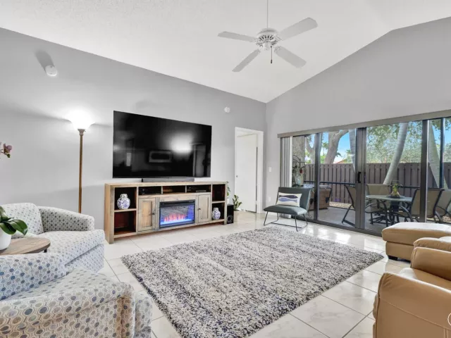 Продажа дома по адресу 1735 NW 21st Court - фото 8913044