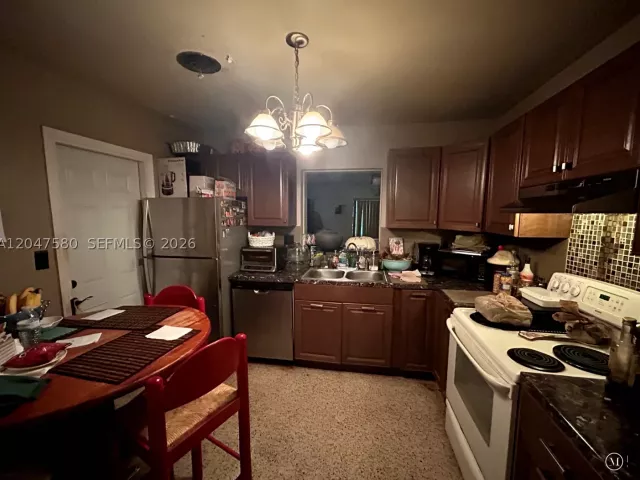 Продажа дома по адресу 8285 SW 47th St - фото 8887382