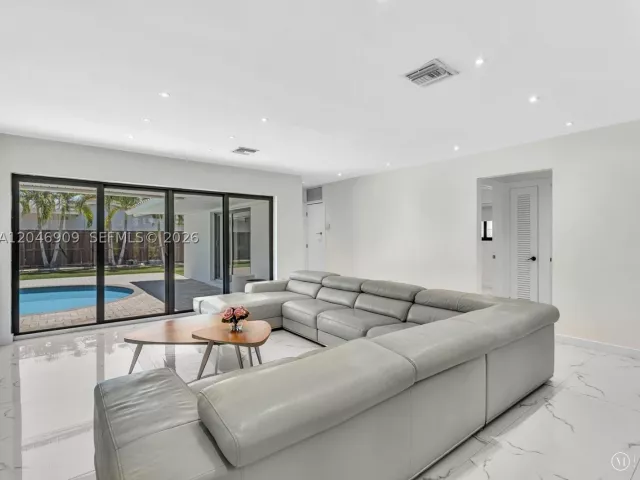 Продажа дома по адресу 19225 NE 18th Ave - фото 8873493