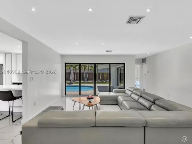 Продажа дома по адресу 19225 NE 18th Ave - фото 8873494