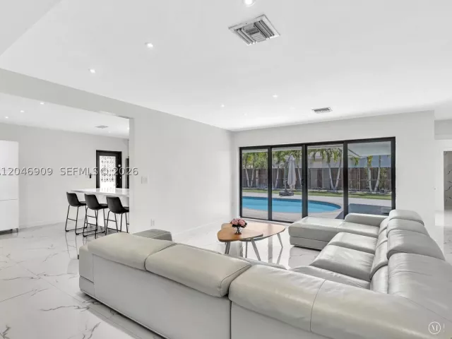 Продажа дома по адресу 19225 NE 18th Ave - фото 8873495