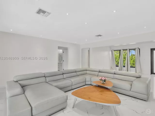 Продажа дома по адресу 19225 NE 18th Ave - фото 8873496
