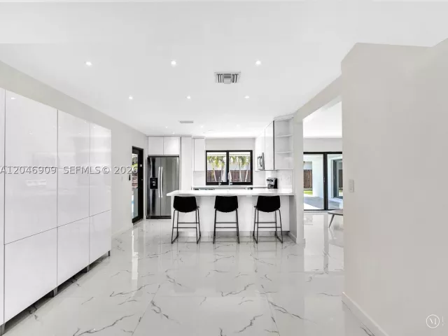 Продажа дома по адресу 19225 NE 18th Ave - фото 8873497