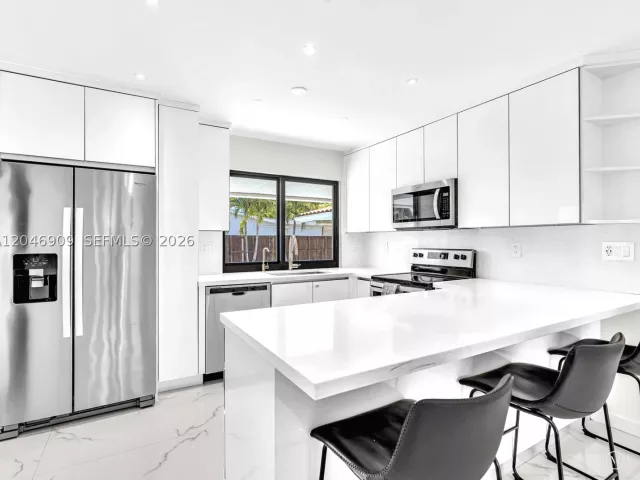 Продажа дома по адресу 19225 NE 18th Ave - фото 8873500