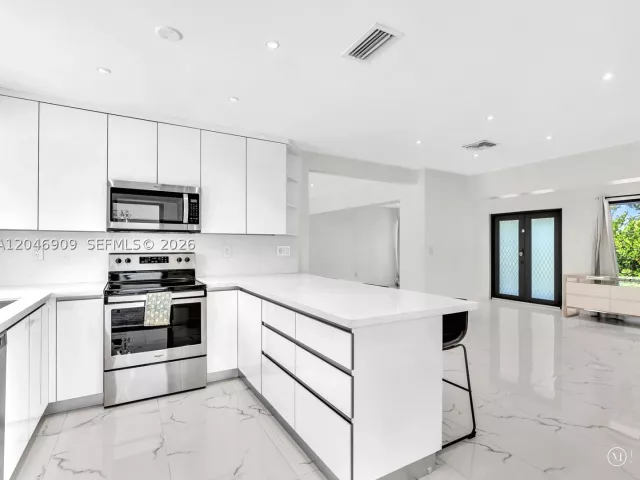 Продажа дома по адресу 19225 NE 18th Ave - фото 8873502