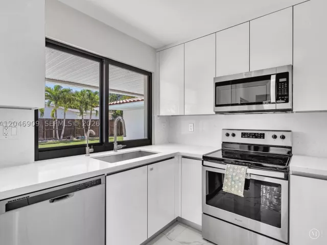 Продажа дома по адресу 19225 NE 18th Ave - фото 8873503
