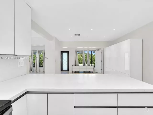 Продажа дома по адресу 19225 NE 18th Ave - фото 8873504