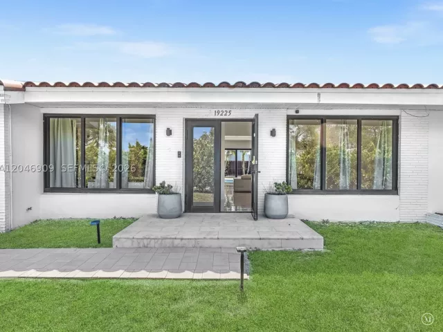 Продажа дома по адресу 19225 NE 18th Ave - фото 8873487