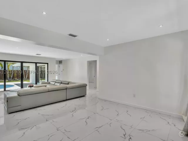 Продажа дома по адресу 19225 NE 18th Ave - фото 8873489