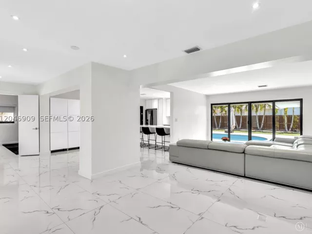 Продажа дома по адресу 19225 NE 18th Ave - фото 8873492