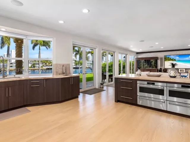Продажа дома по адресу 600 SE 28th Ave - фото 8899533