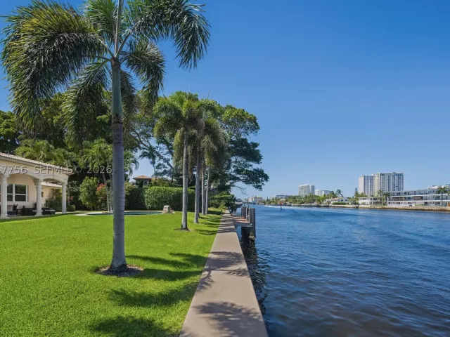 Продажа дома по адресу 600 SE 28th Ave - фото 8899527