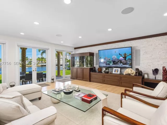 Продажа дома по адресу 600 SE 28th Ave - фото 8899529